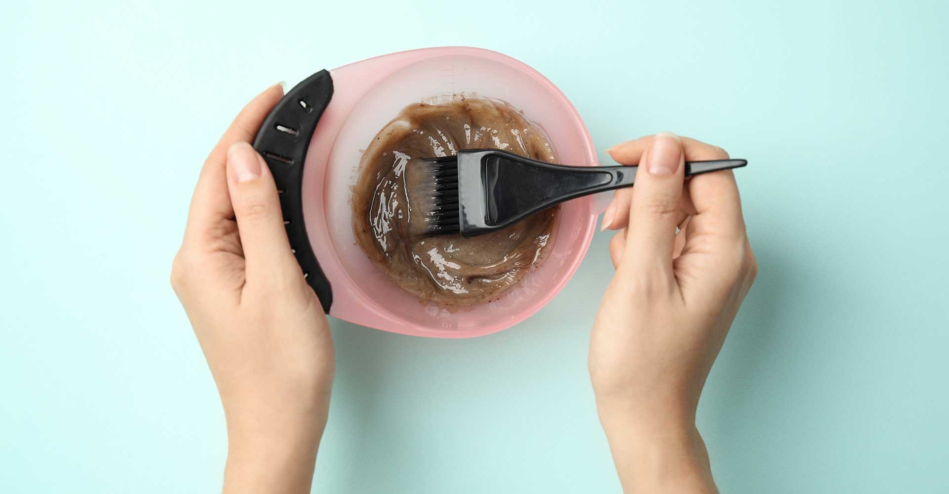 Mulher preparando produto para cabelo